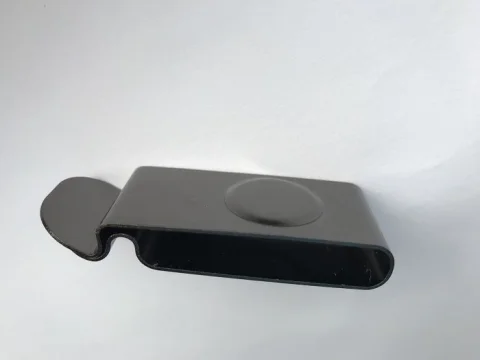 Opaskový klip – černý nikl – 0,8 × 16 × 65 mm